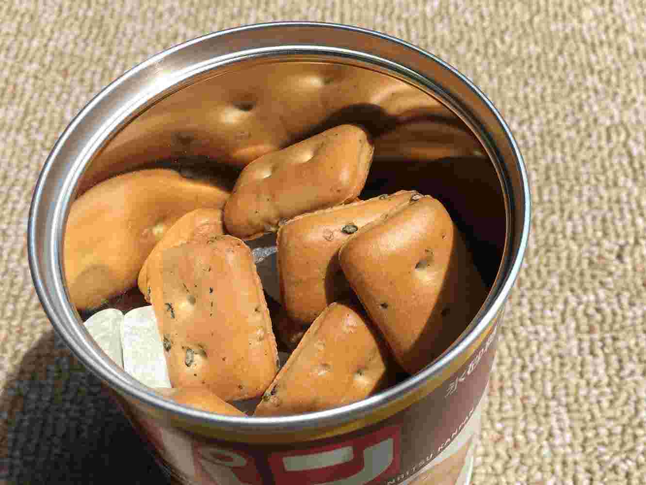 蓋を開けた乾パン