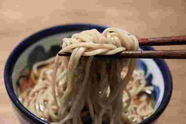 美味しそうなそばを食べる
