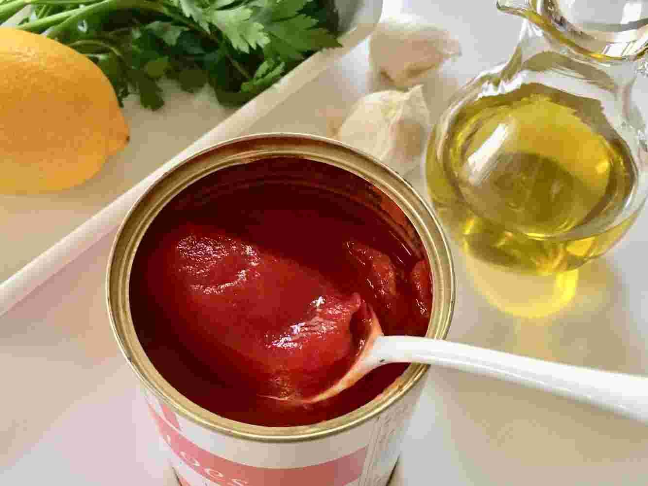 トマト缶とオリーブオイル