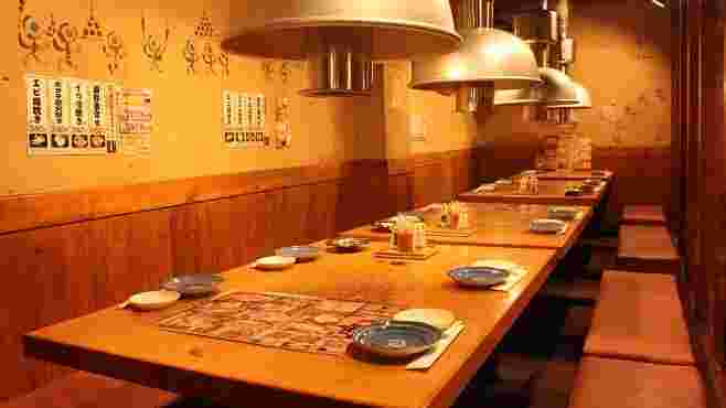 焼肉屋の店内。テーブルとイス