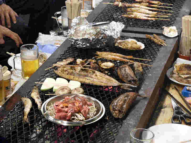 岸壁炉ばたの食事風景