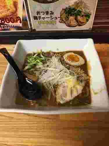 四角い皿に盛られらラーメン