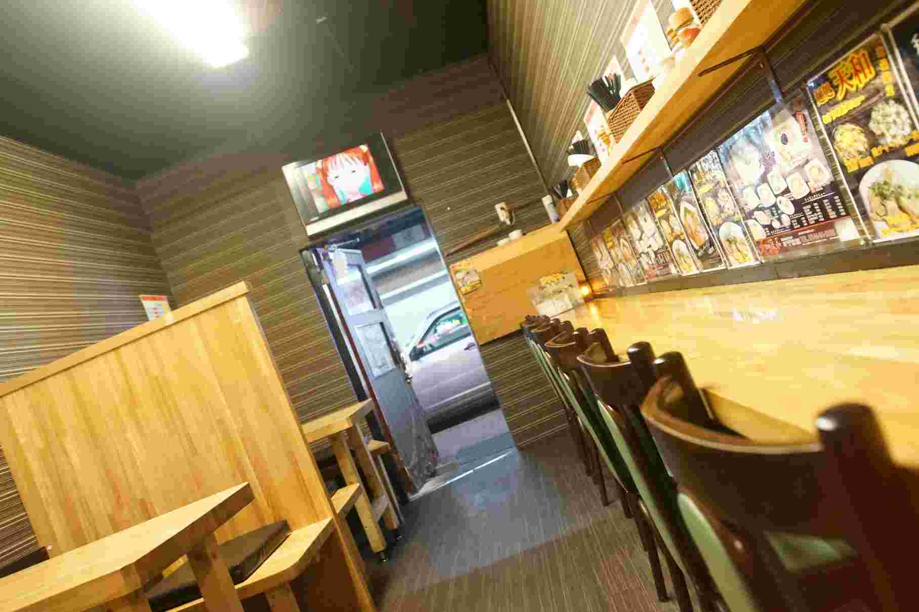 木の特徴的な全焼した店