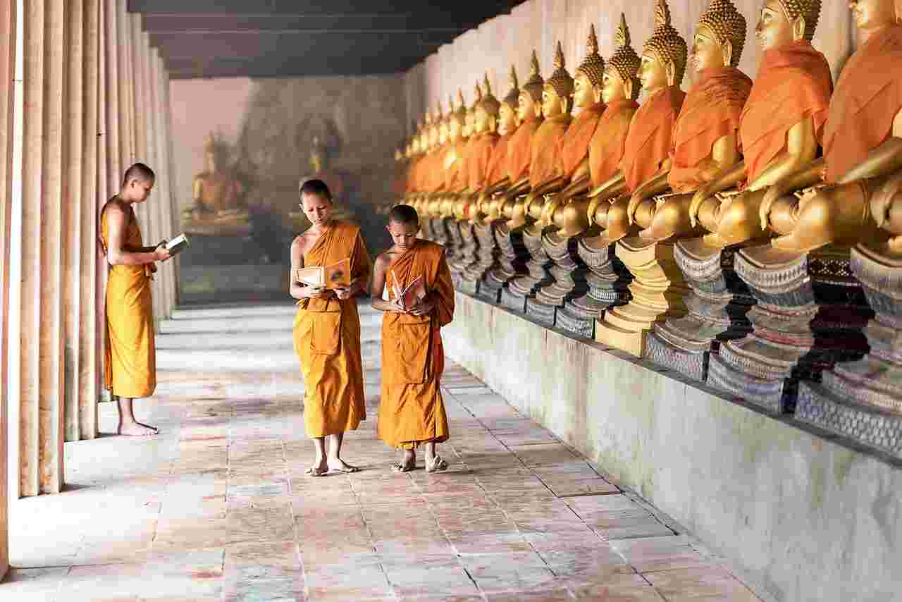 タイの仏教徒と仏像