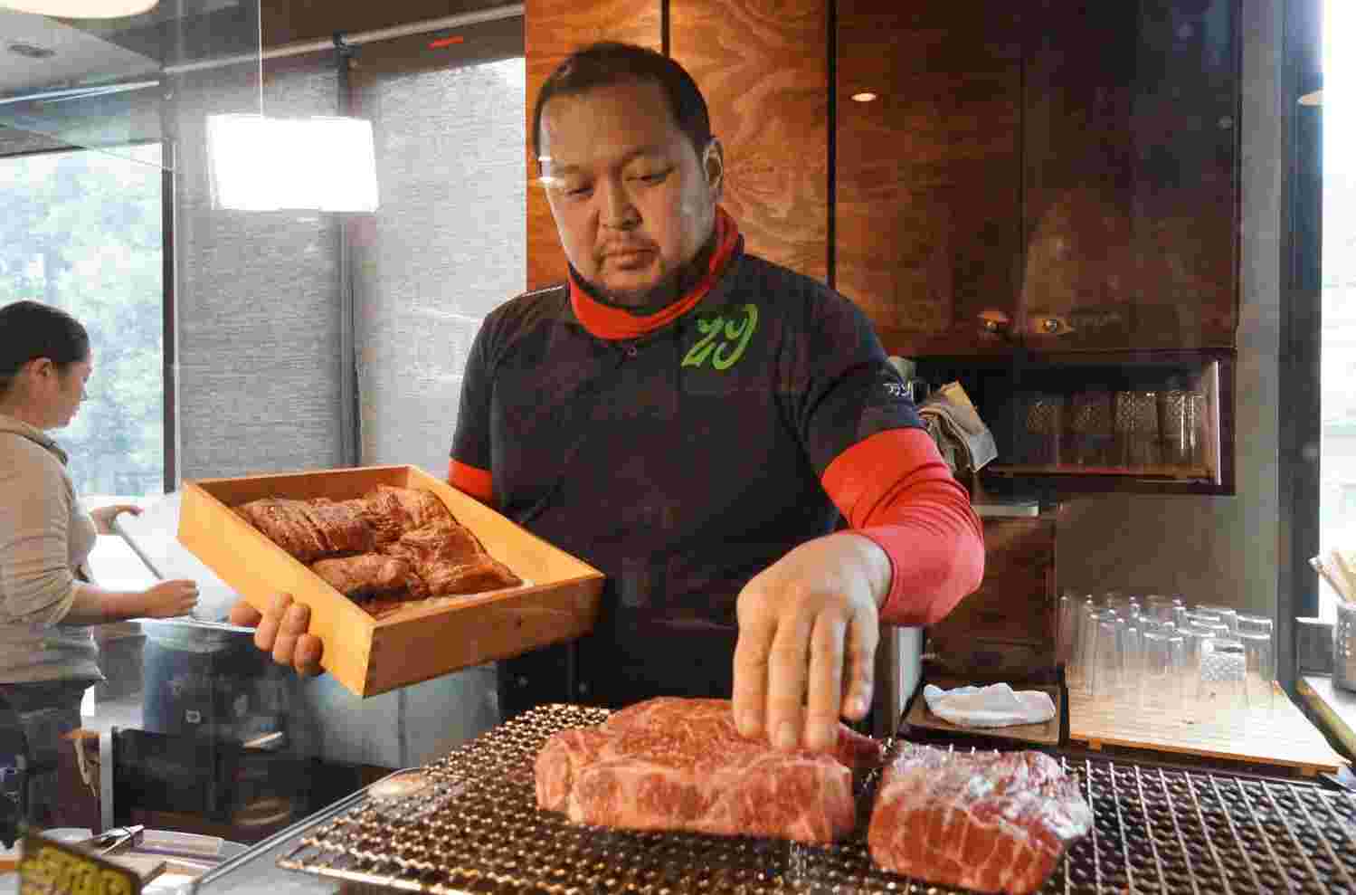 肉を焼く店員