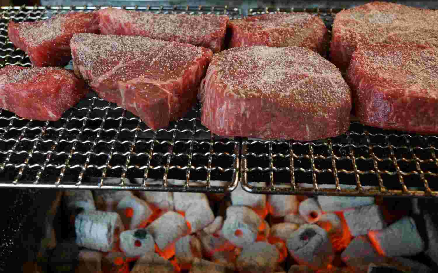 炭火で焼かれるお肉
