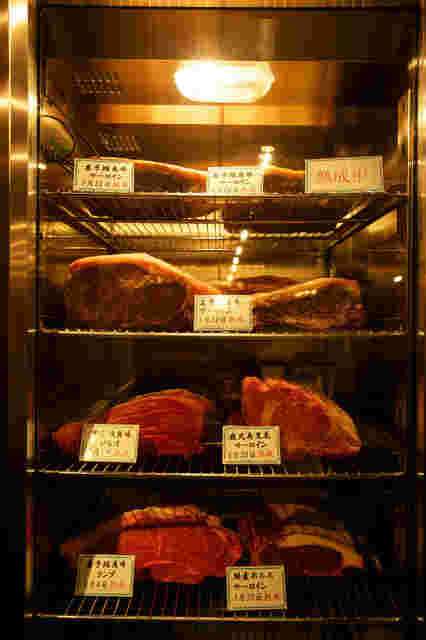 熟成庫の中の肉