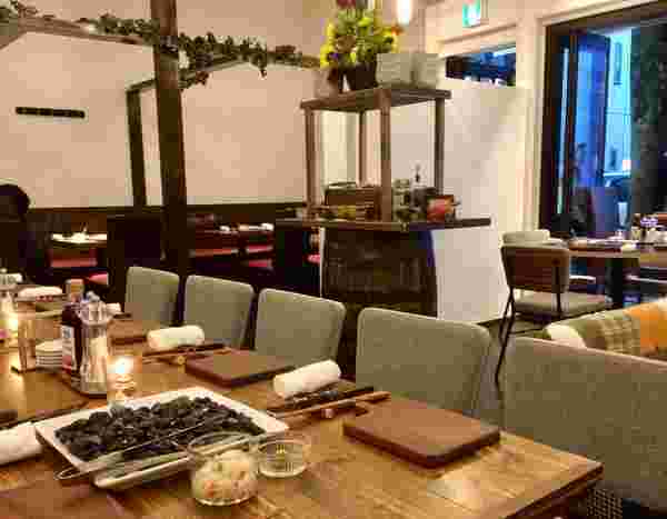 肉バル横丁の店内