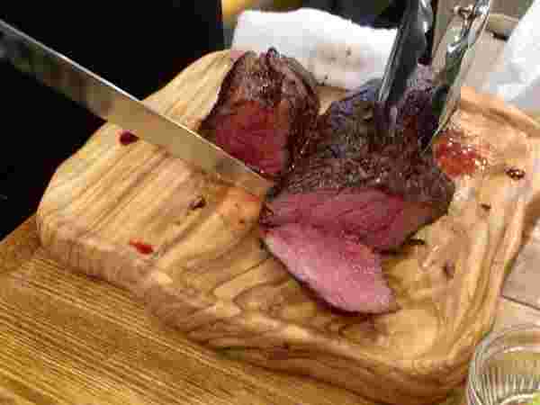 目の前で切り分ける赤身肉
