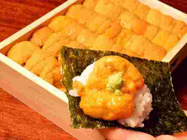 箱に入ったうにと小さな海苔の上にご飯とうにを乗せた美味しそうな画像