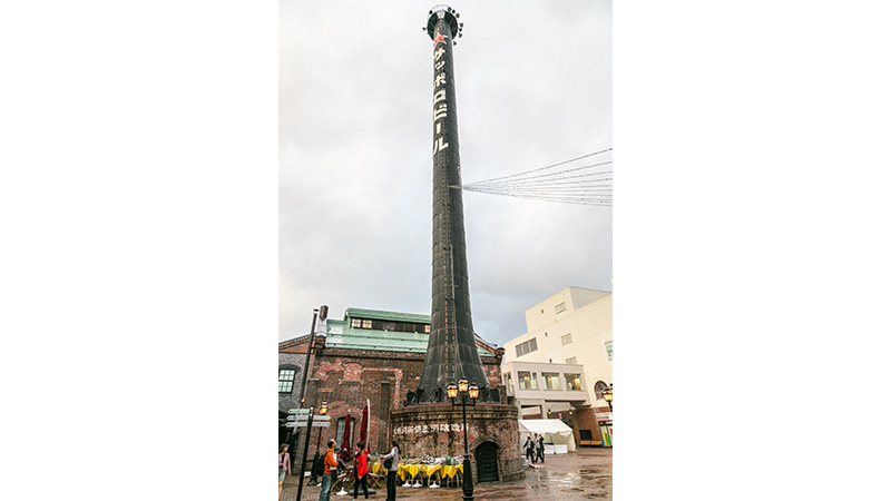 サッポロファクトリーのランドマークである黒い大きな煙突