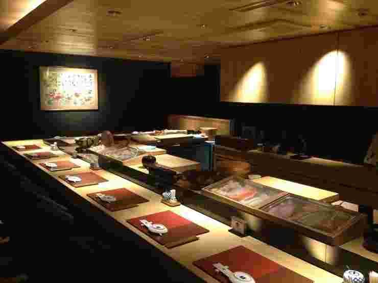 間接照明で雰囲気のある店内