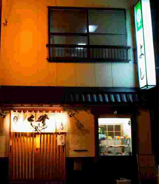 夜になるとほんのり照らされるよしの入り口