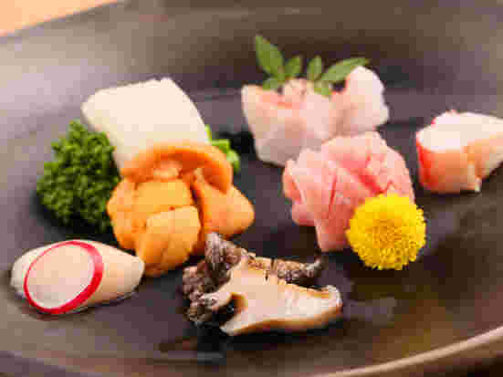 宝石のように綺麗なよしの刺身盛り