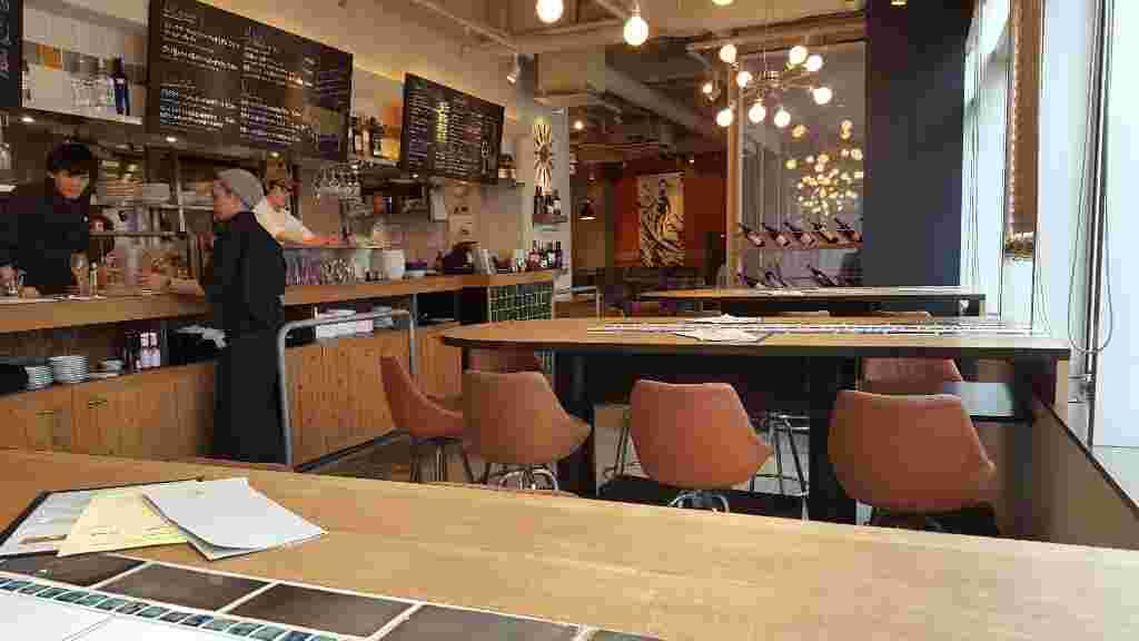 アースカフェ五反田店の店内