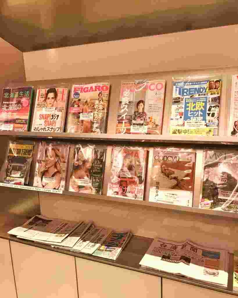 ラウンジの雑誌コーナー