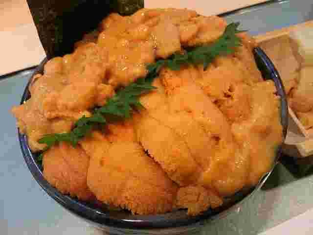 鮨國の【元祖こぼれウニ丼】