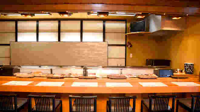 落ち着いた雰囲気の清潔な店内