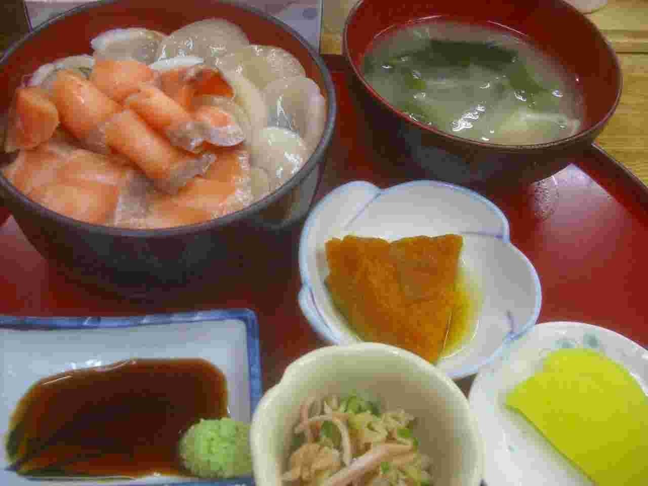 食べ処・あい田の活ホタテととろサーモン丼