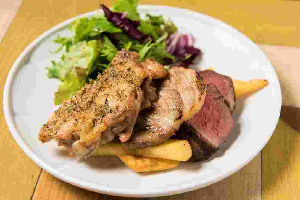 牛・豚・鶏肉の三種盛り