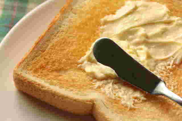 パンにバターを塗る