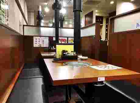 以楽亭鶴見店の店内の模様