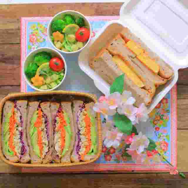 お弁当箱のサンドイッチ