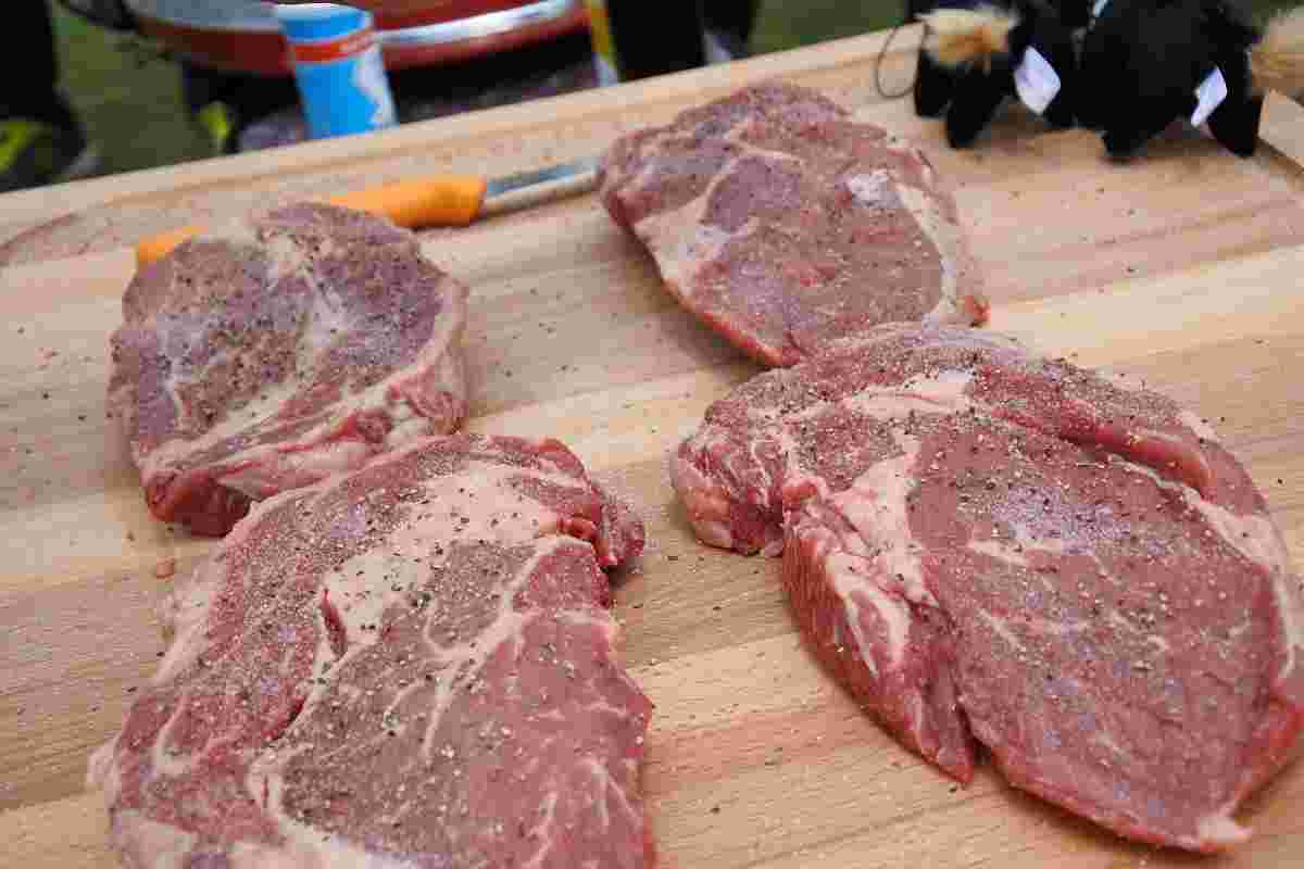 肉に塩コショウ