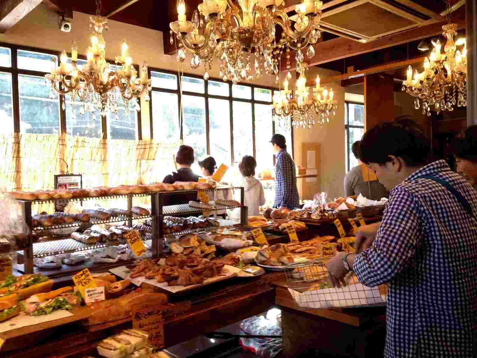 お客で賑わうグラマーペインの店内