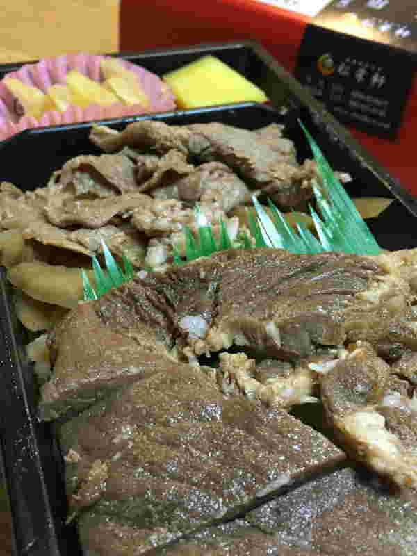 黒豚ステーキと和牛すき焼き弁当の中身