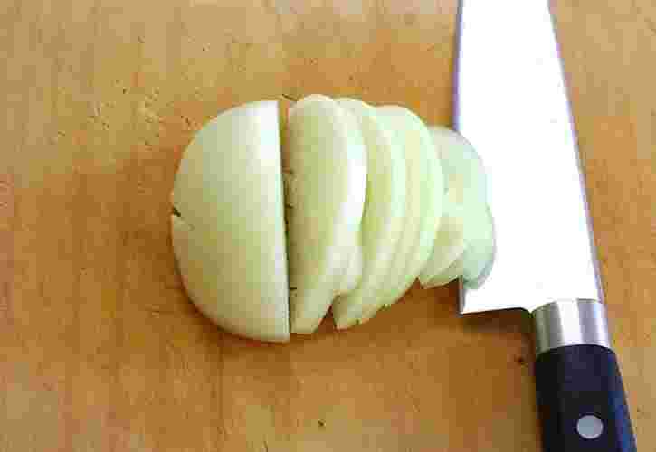 くし切りにした玉ねぎ