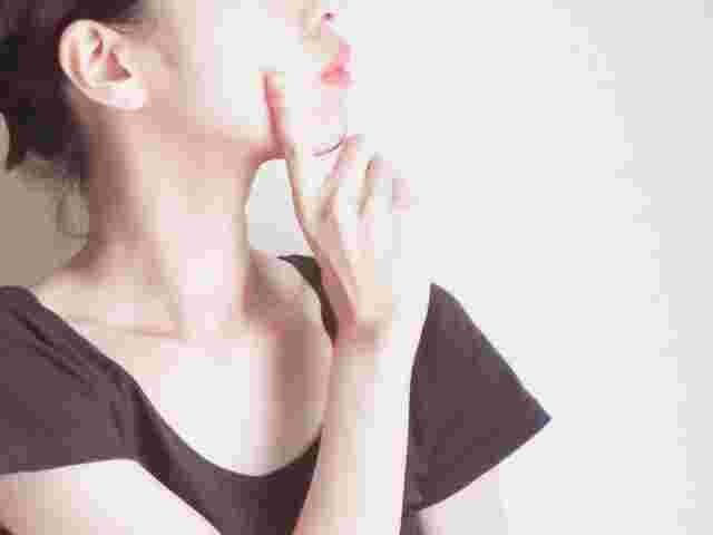 悩む女性