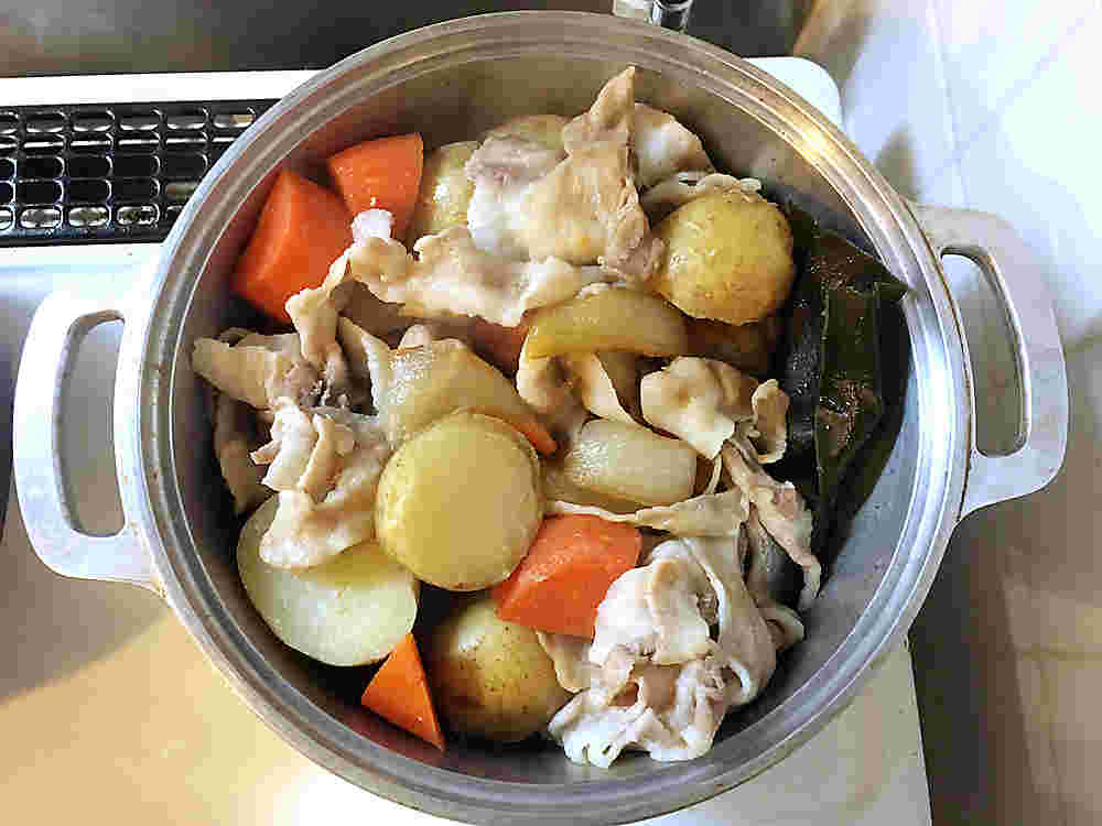 肉じゃがを作る様子
