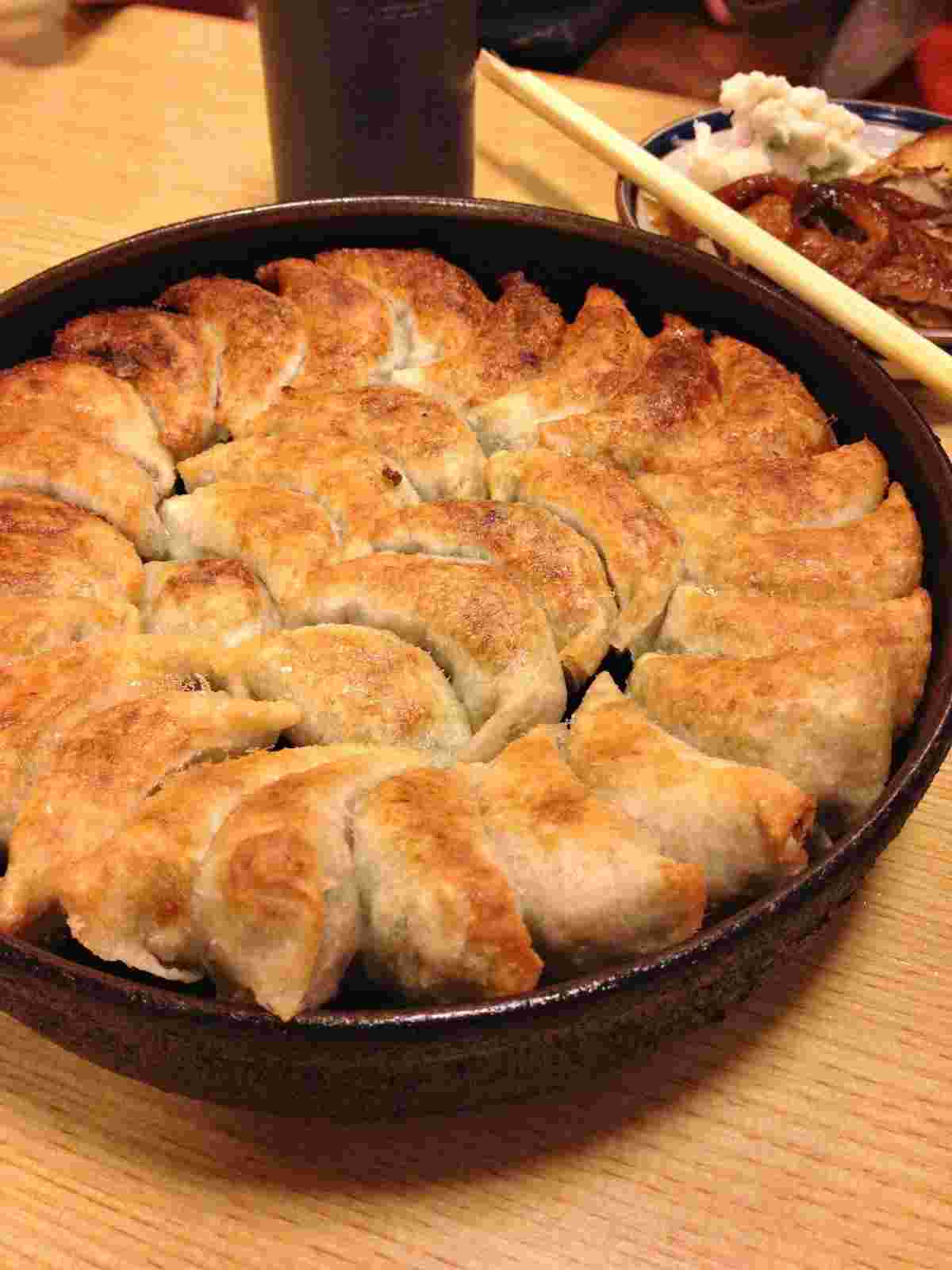 鉄鍋に入った餃子