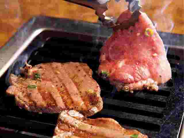 焼肉のタン塩を焼いているところ