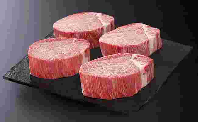 お皿に並んだ美しい生のヒレ肉
