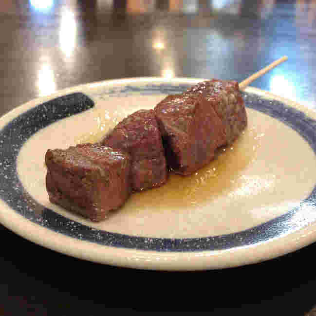 お皿に盛った牛レバーの串焼き