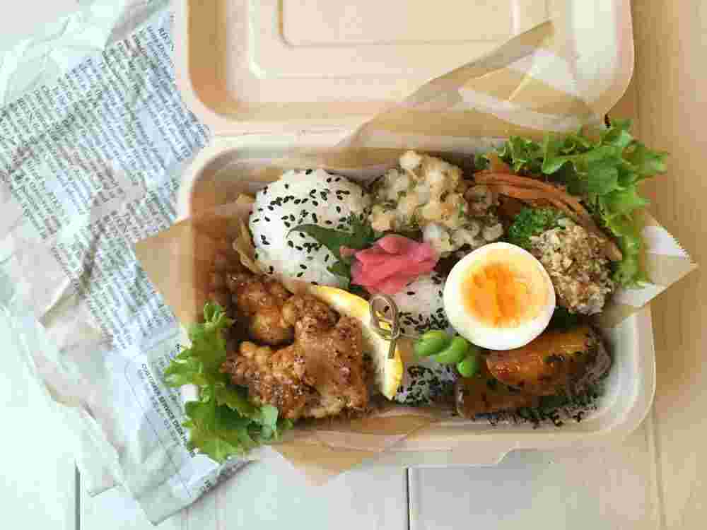 ワックスペーパーを使って詰められたお弁当