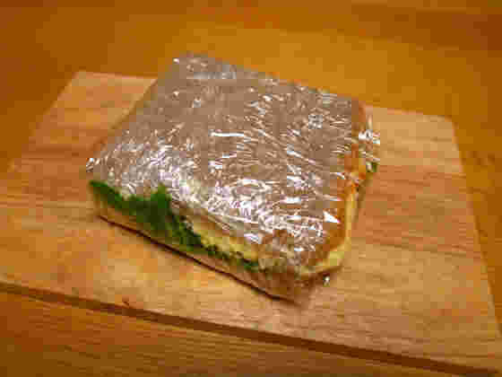 ラップで包まれたサンドイッチ