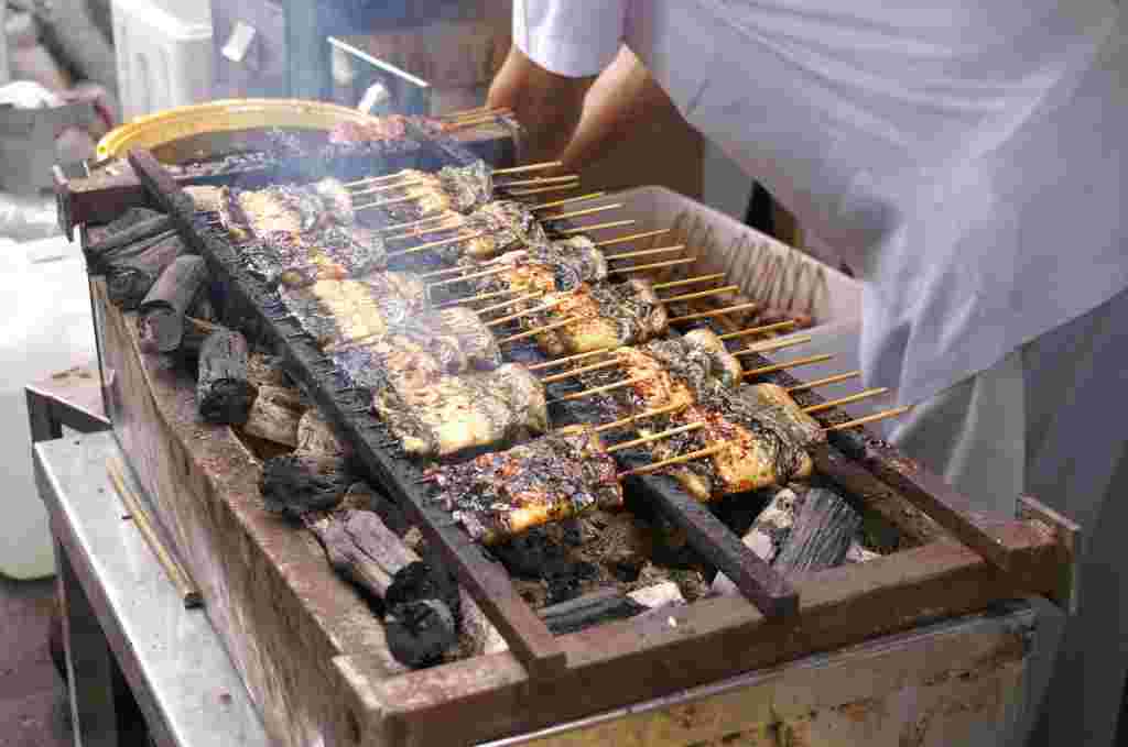 うなぎを焼いている様子