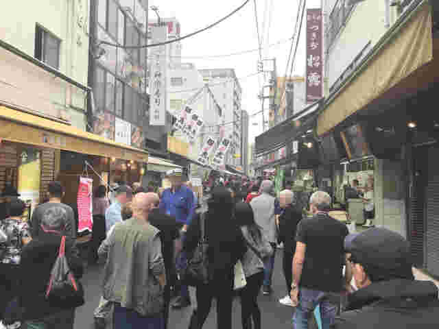 築地で人が賑わっている様子