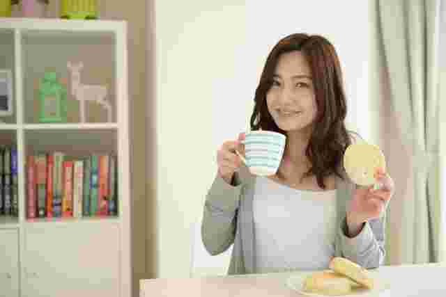 白湯を飲む女性