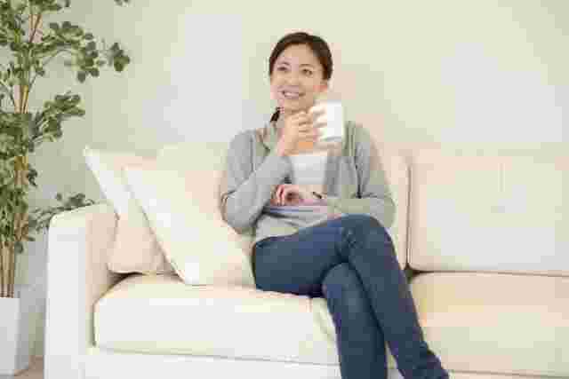 白湯を飲む女性