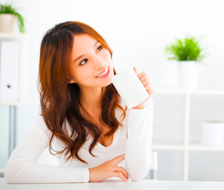 白湯を飲む女性