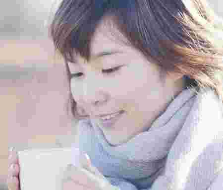 白湯を飲んで温まる女性