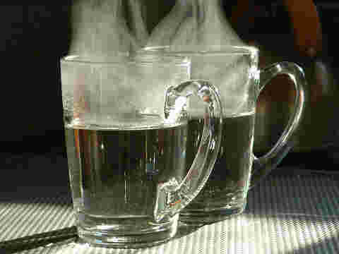 湯気の立つ白湯