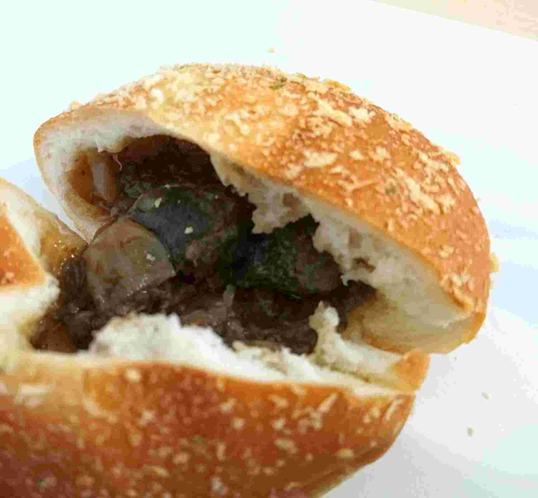 牛すね肉の赤ワイン煮が入ったパン