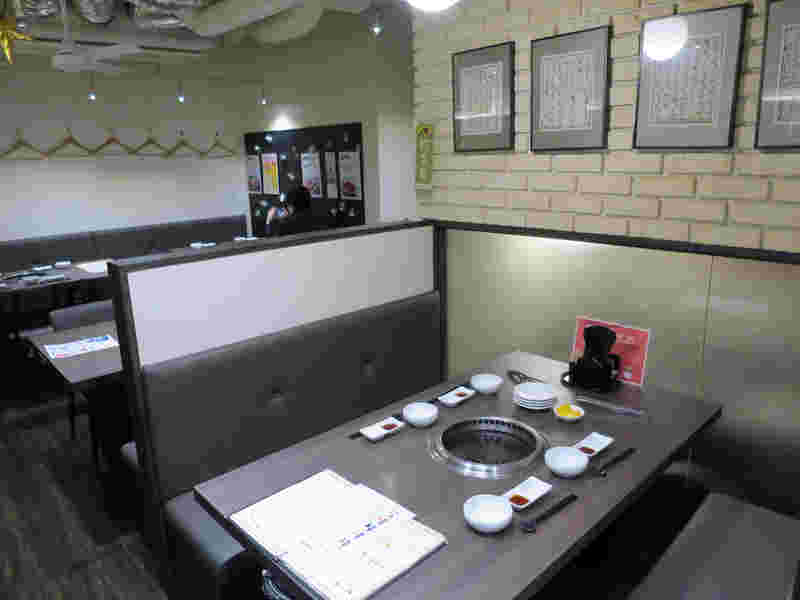 店内、テーブルと長椅子