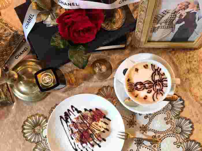 ラテアートのカフェとスイーツがセットになった「SWEETS SET]の画像