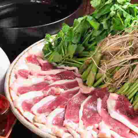 きれいに並んだ鴨肉の薄切り